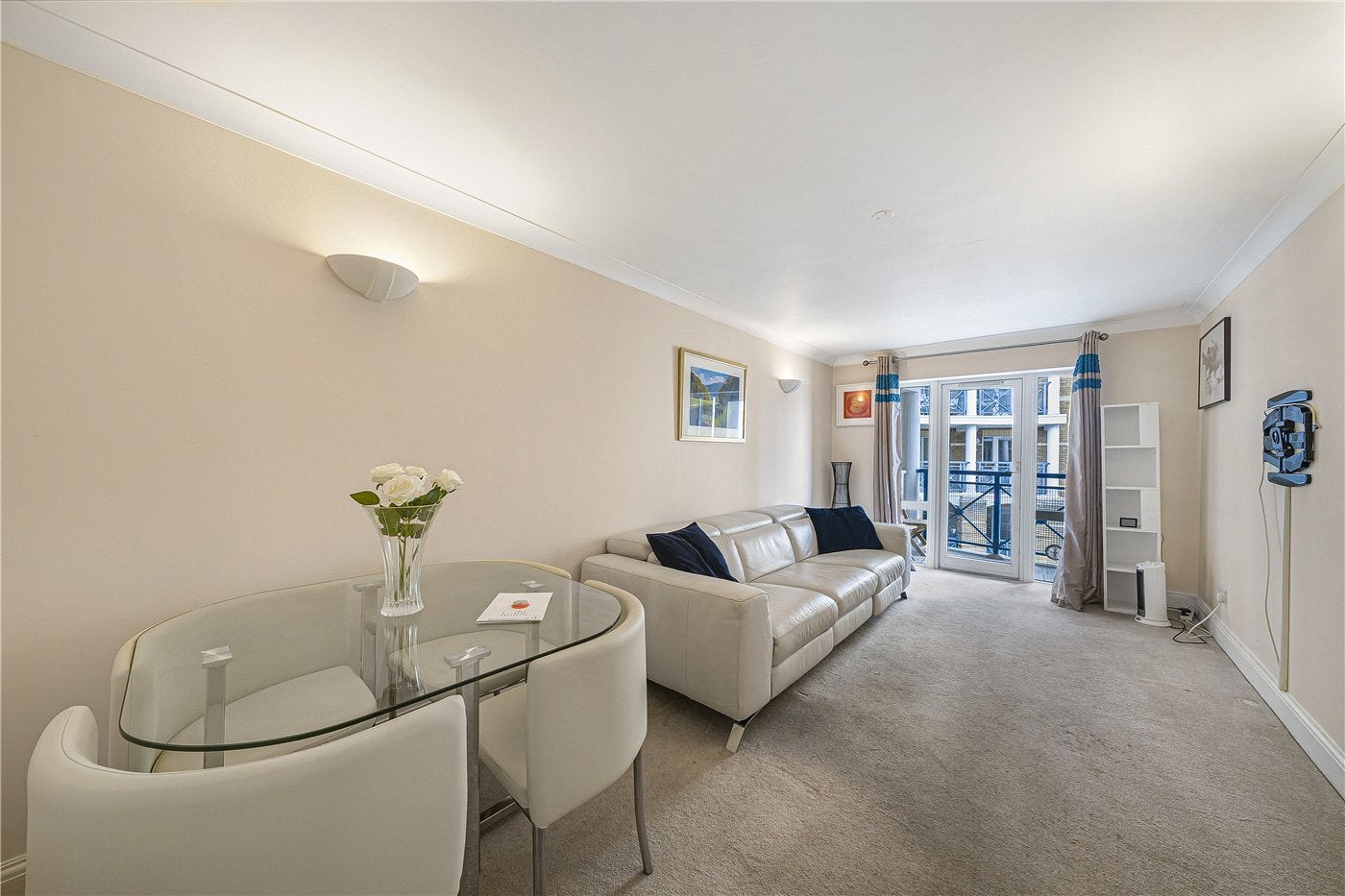 Flat Rotherhithe Street in Greater London