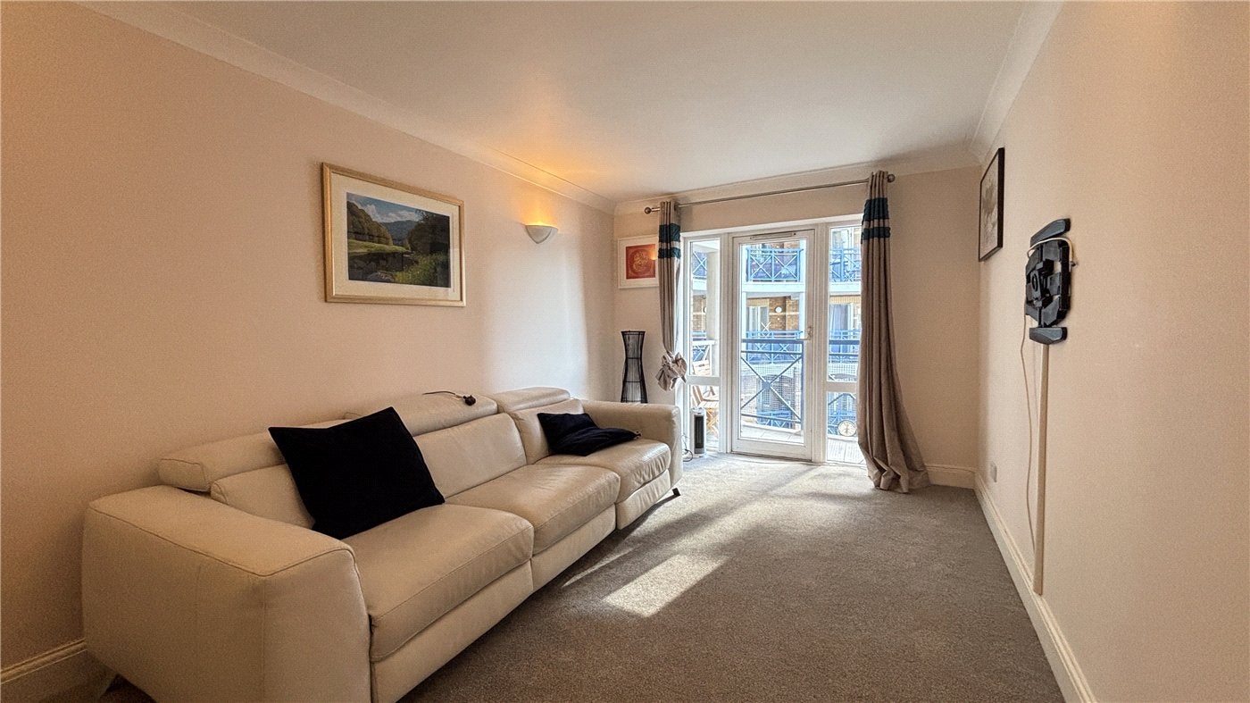 Flat Rotherhithe Street in Greater London
