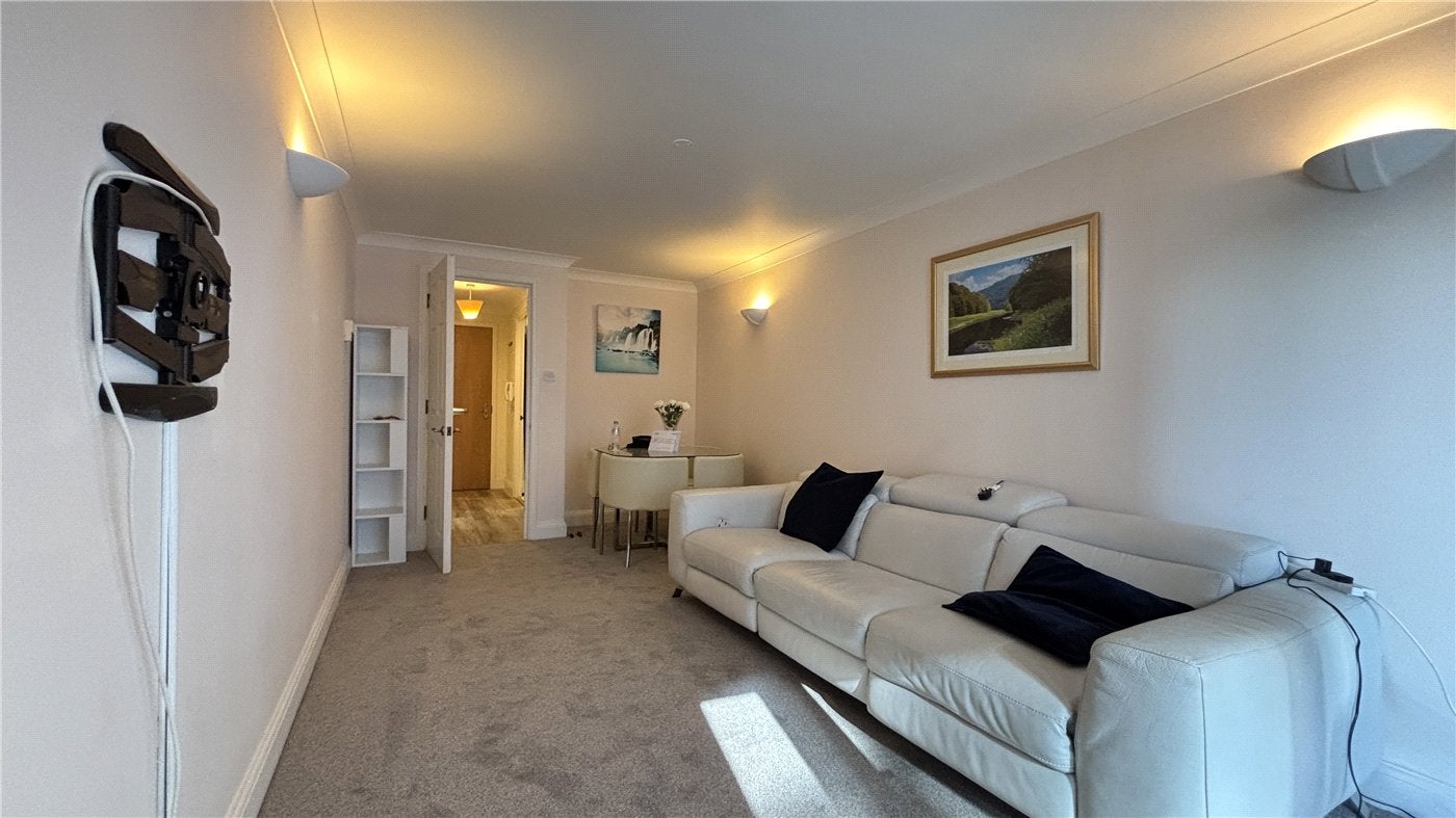 Flat Rotherhithe Street in Greater London