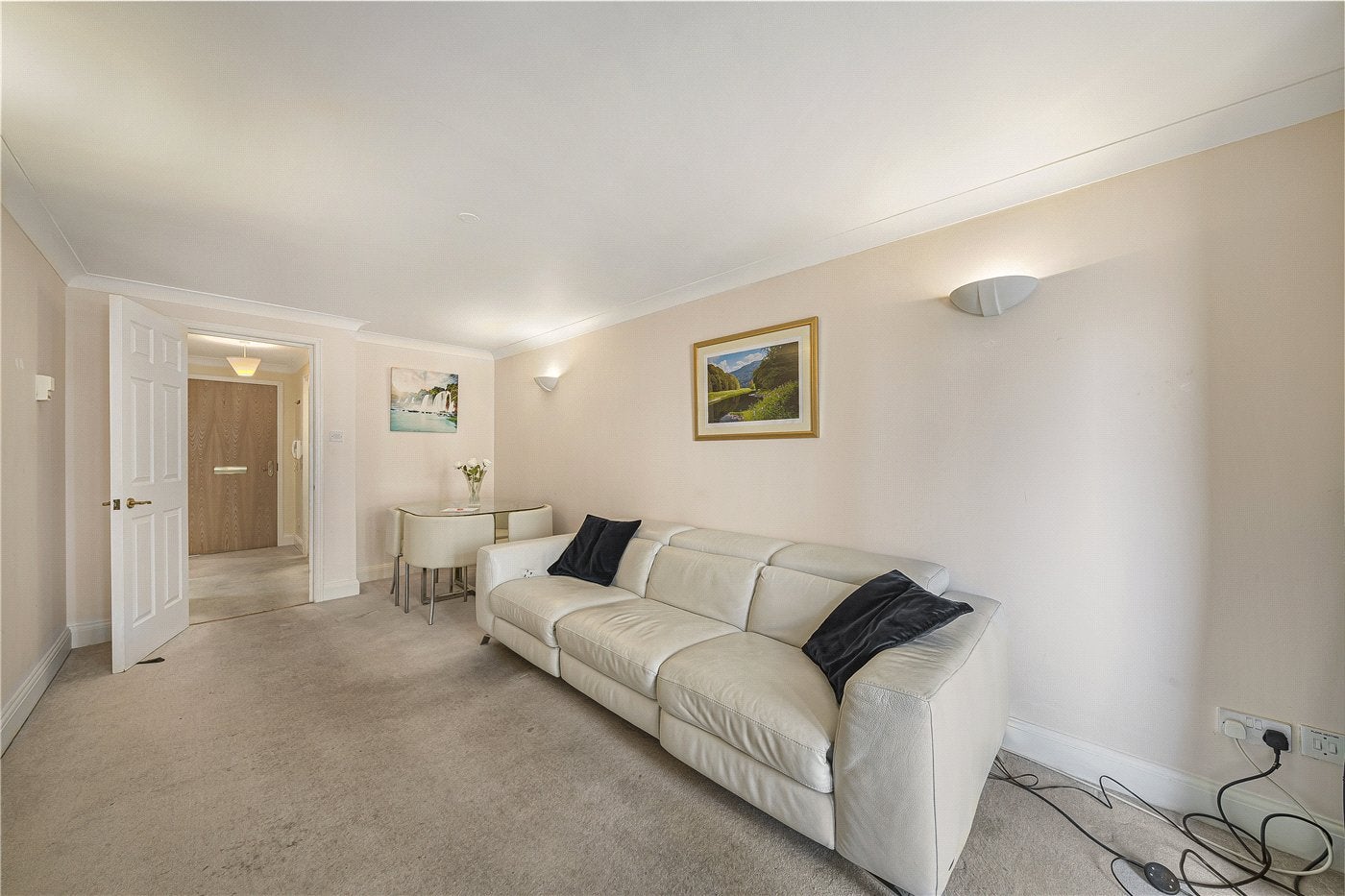 Flat Rotherhithe Street in Greater London