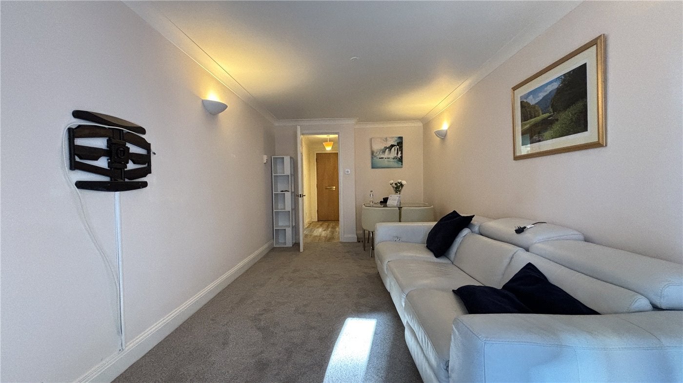 Flat Rotherhithe Street in Greater London