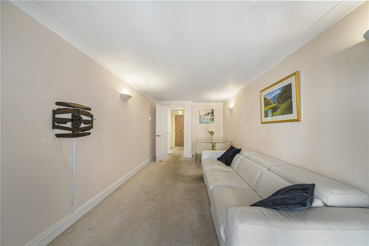 Flat Rotherhithe Street in Greater London