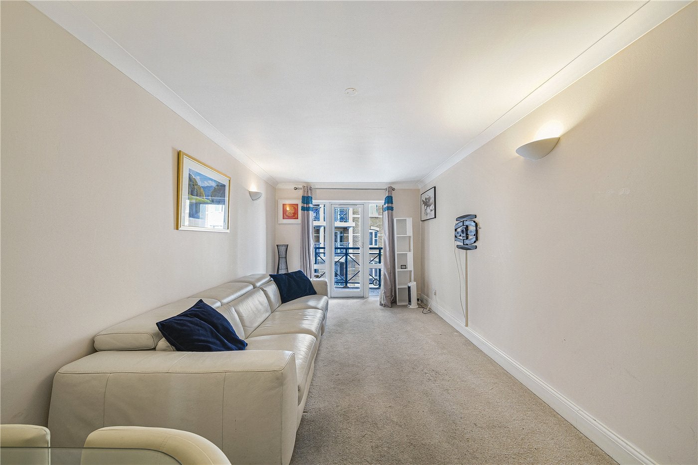 Flat Rotherhithe Street in Greater London