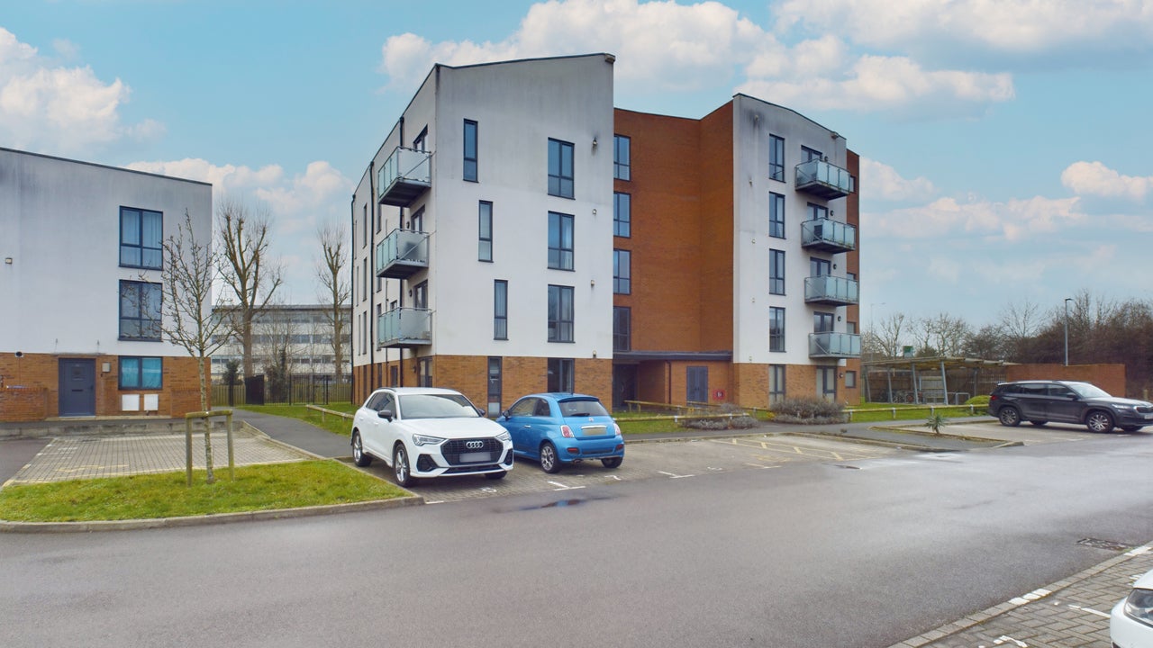 Flat Mitchell Close in Aylesbury