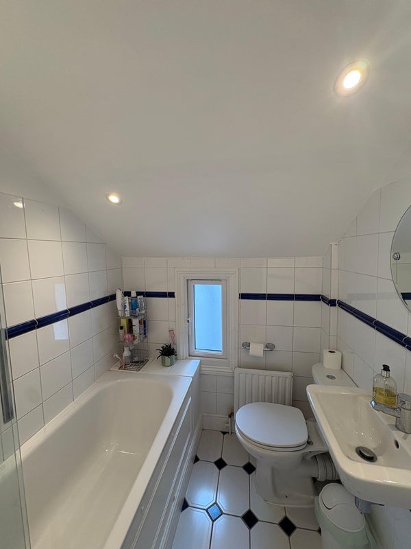 Room Sugden Road in Greater London