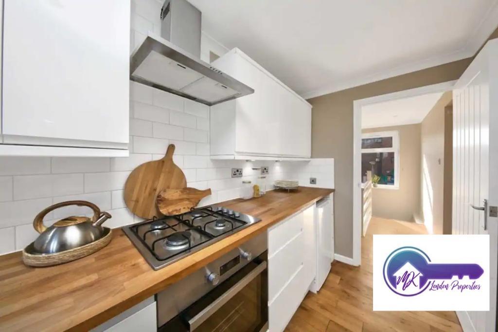 Flat Oliver Road in Greater London