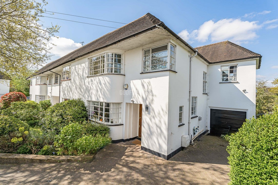 House Kingsley Close in Greater London