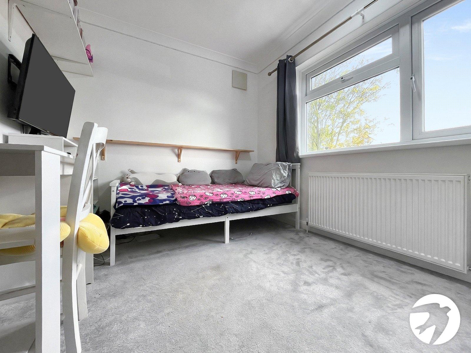 Flat Woodside Lane in Greater London