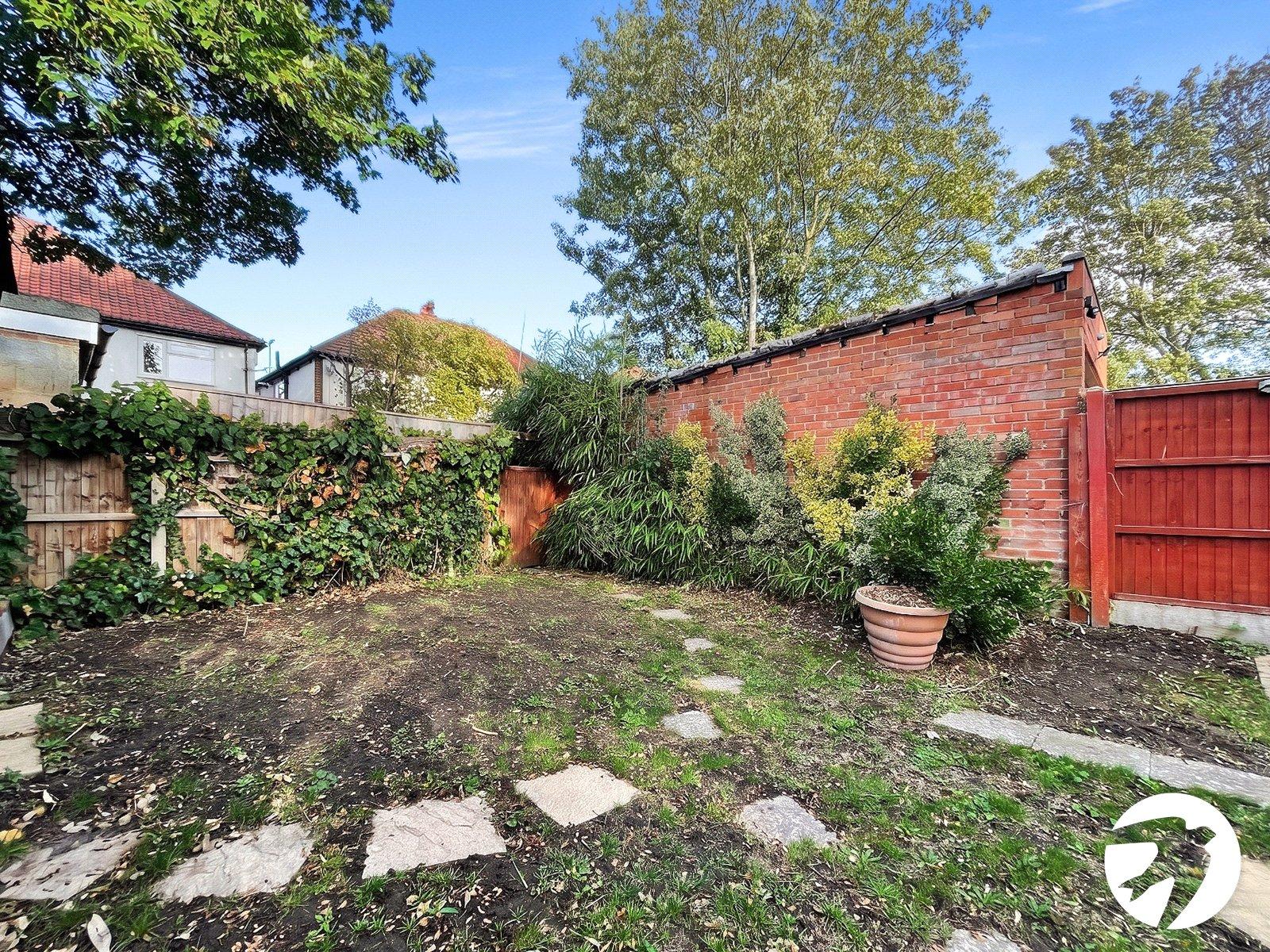 Flat Woodside Lane in Greater London