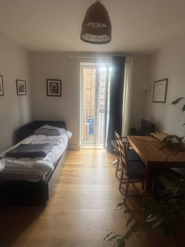Flat Well Street in Greater London