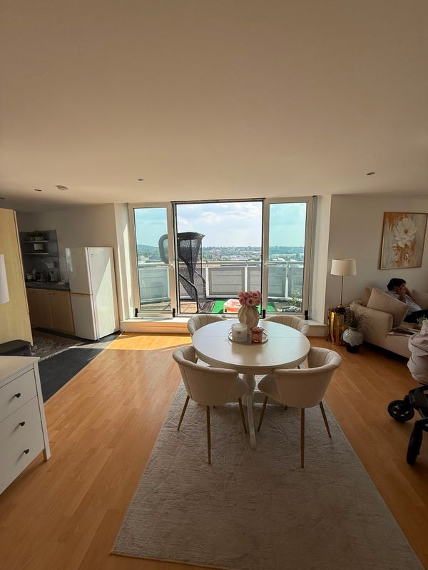 Room Booth Road in Greater London