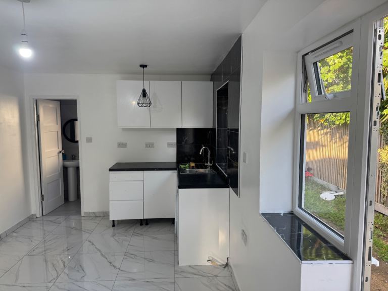 Flat Harvey Road in Greater London