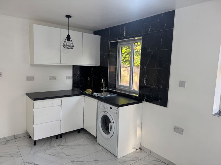 Flat Harvey Road in Greater London