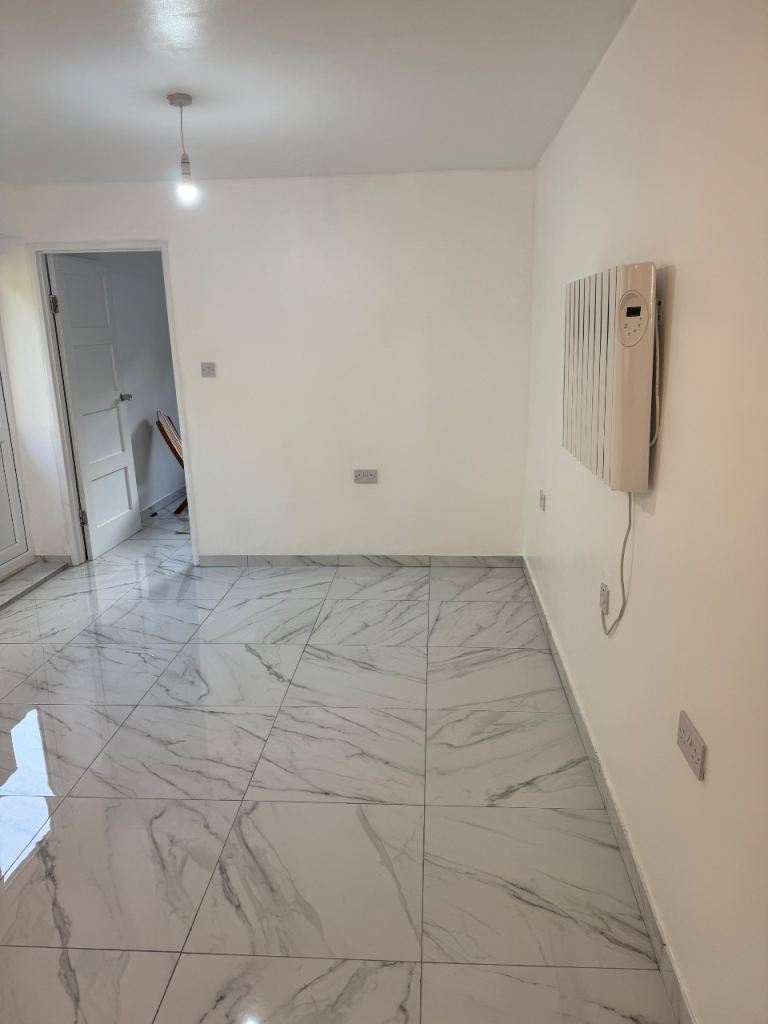Flat Harvey Road in Greater London