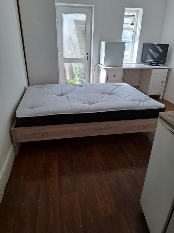 Room Eton Avenue in Greater London