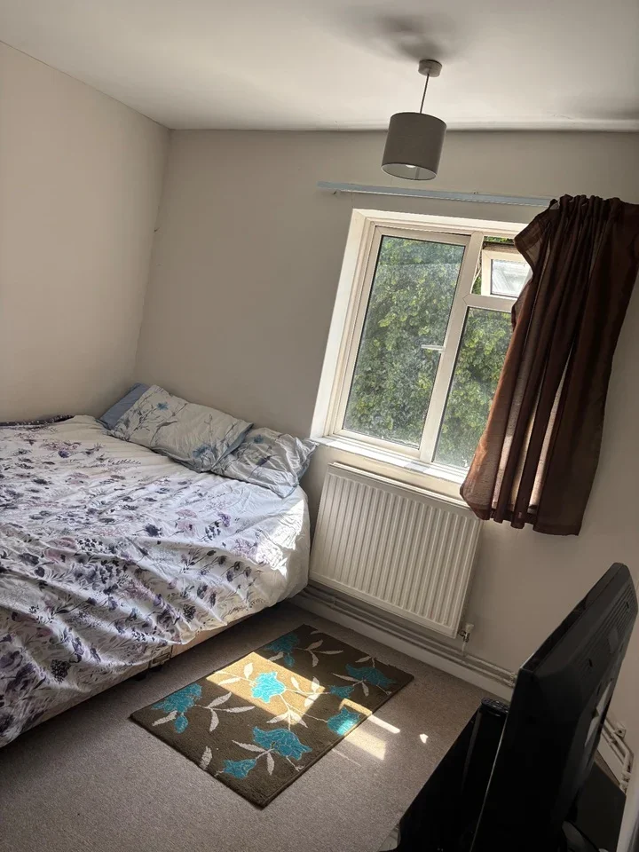 Room Sunnymead in Crawley