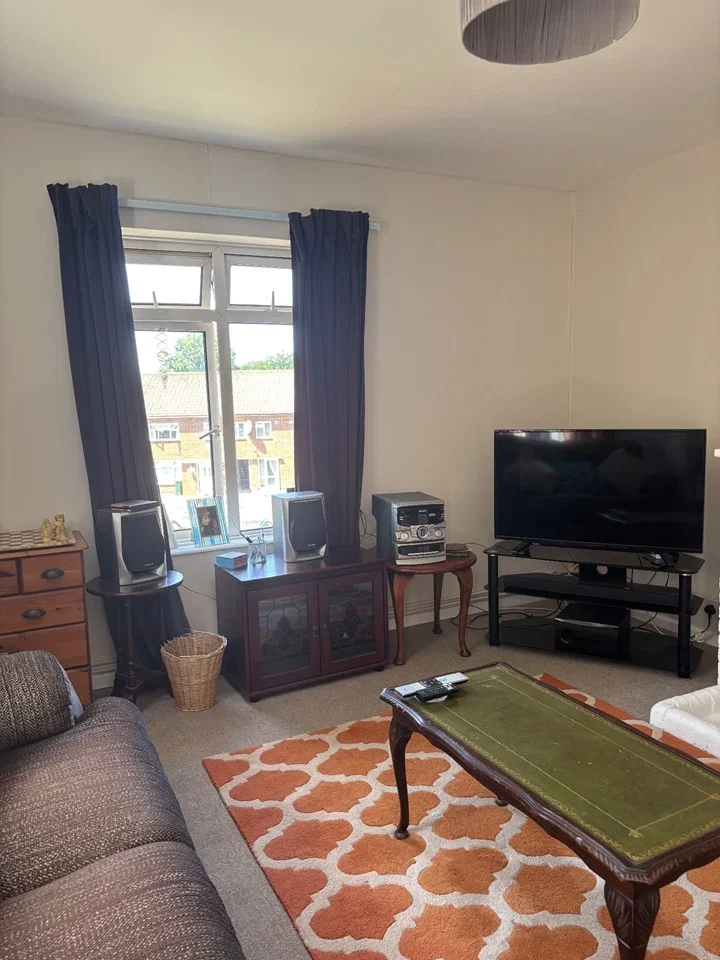 Room Sunnymead in Crawley