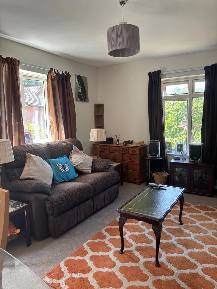 Room Sunnymead in Crawley