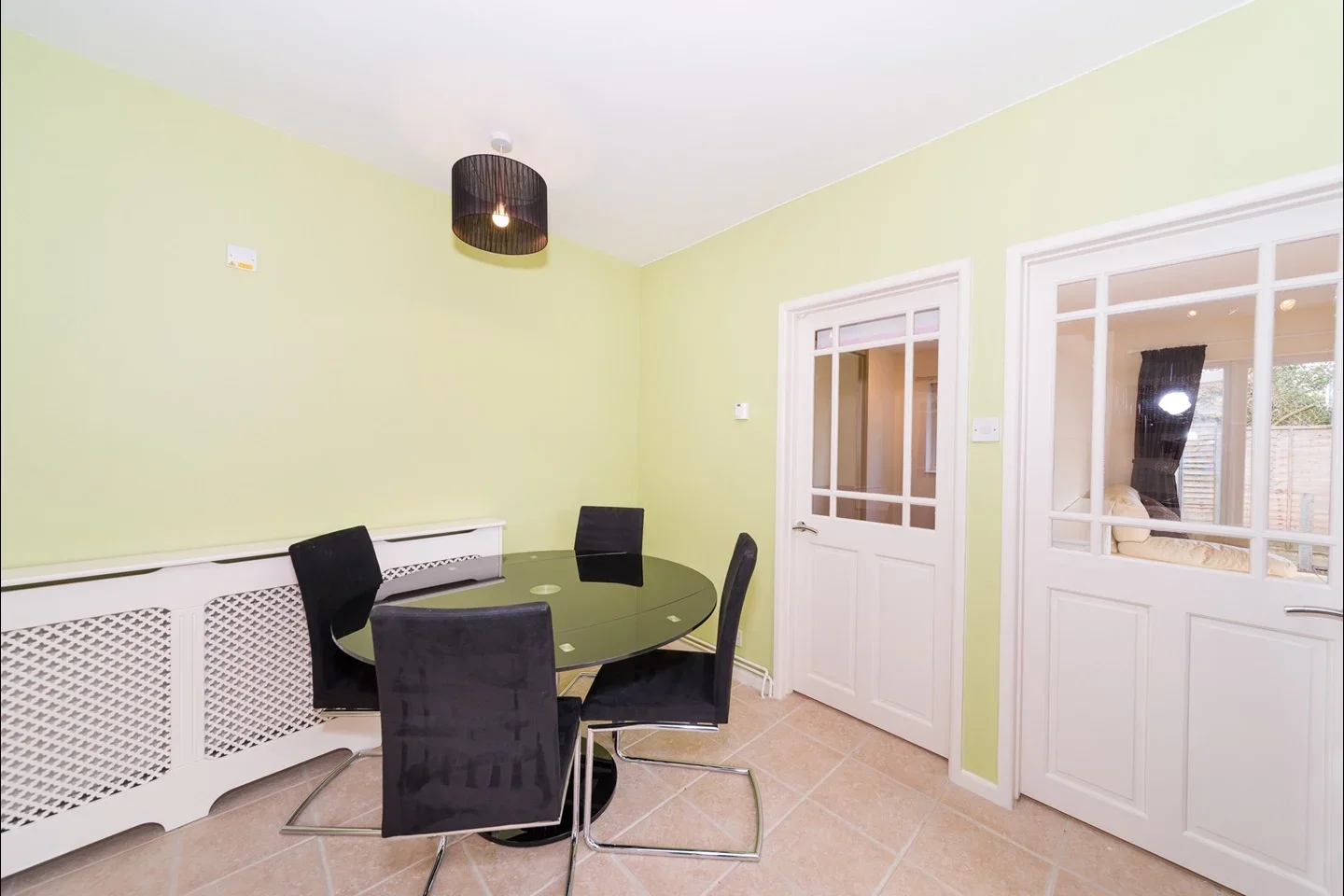 Flat Vicarage Road in Sunbury-on-Thames
