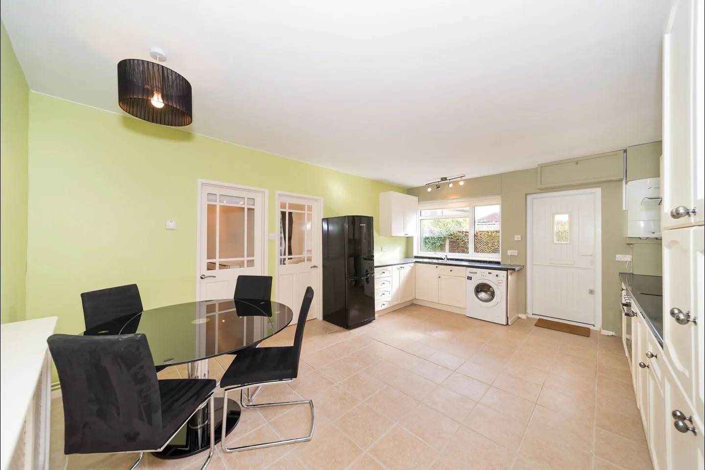Flat Vicarage Road in Sunbury-on-Thames