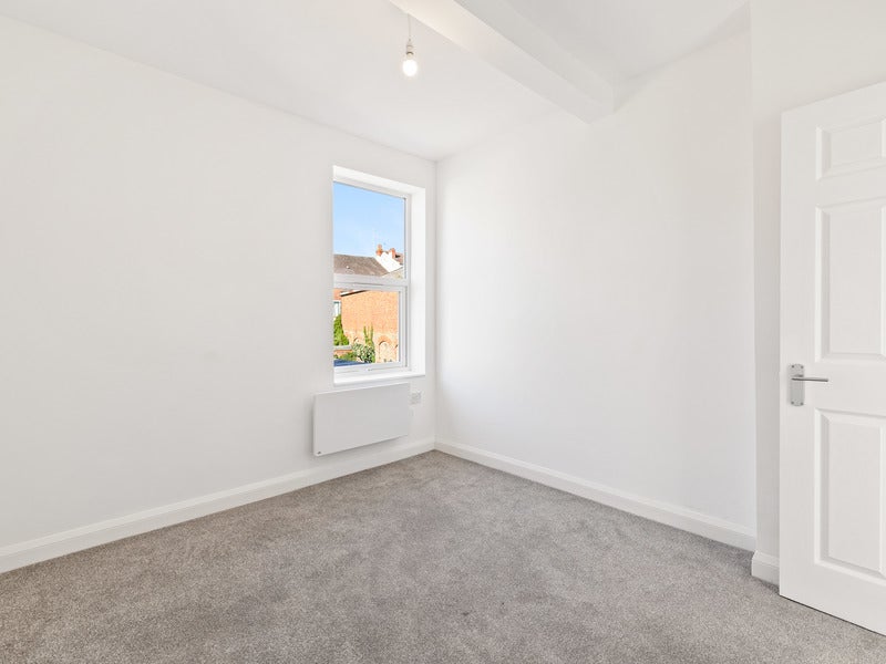 Flat Lower Road in Greater London
