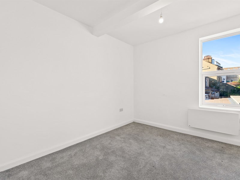 Flat Lower Road in Greater London