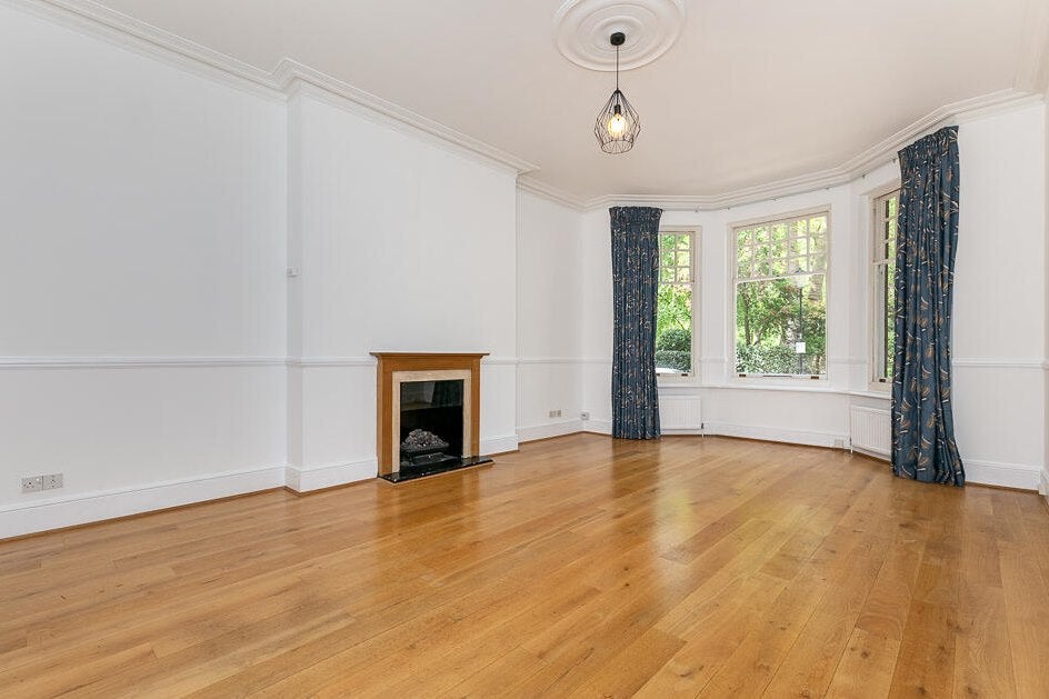 Flat Elm Park Gardens in Greater London