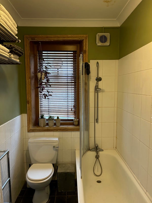 Room Harvist Road in Greater London