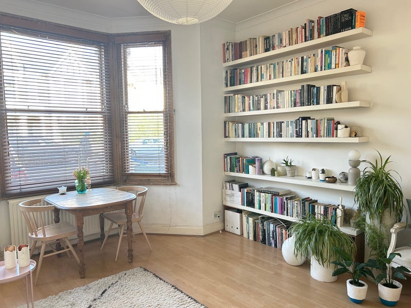 Room Harvist Road in Greater London