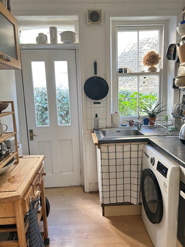 Room Harvist Road in Greater London