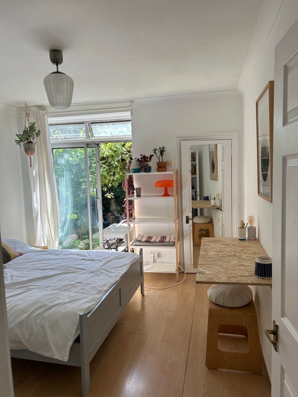 Room Harvist Road in Greater London