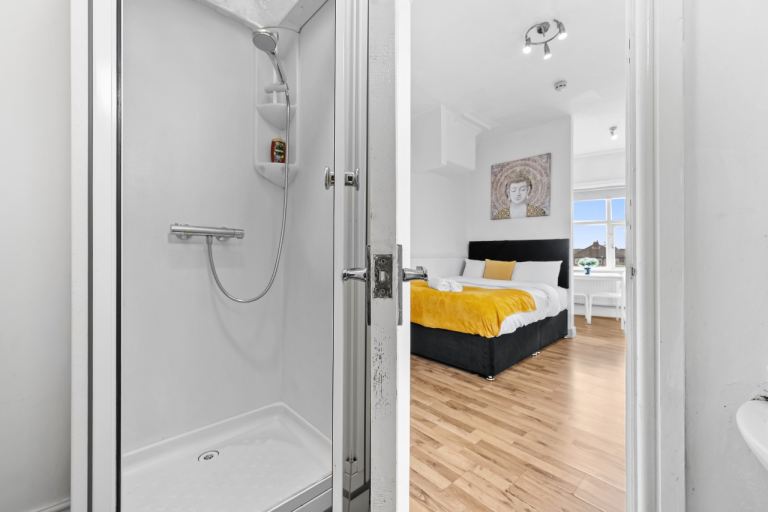 Flat Garton Grove in Leeds