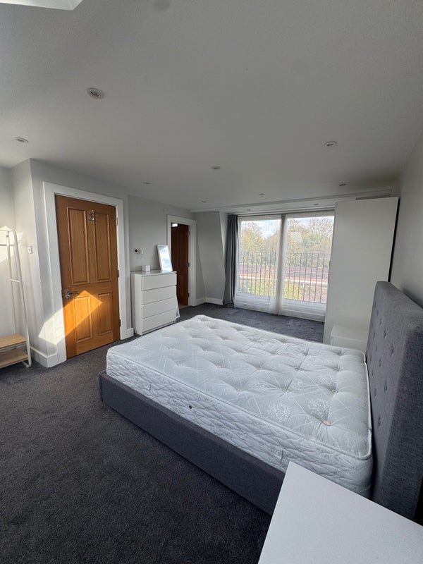 Room Byrne Road in Greater London