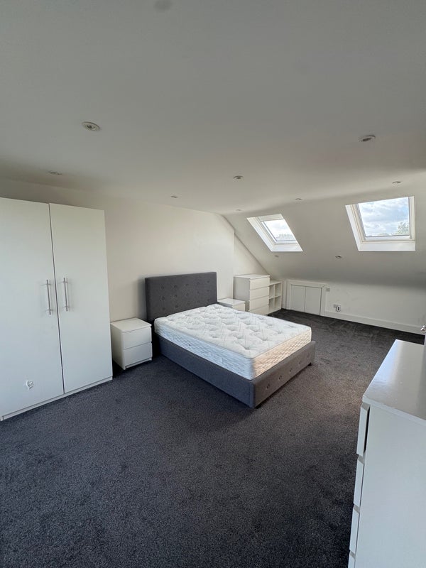 Room Byrne Road in Greater London