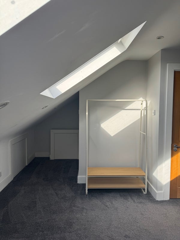 Room Byrne Road in Greater London