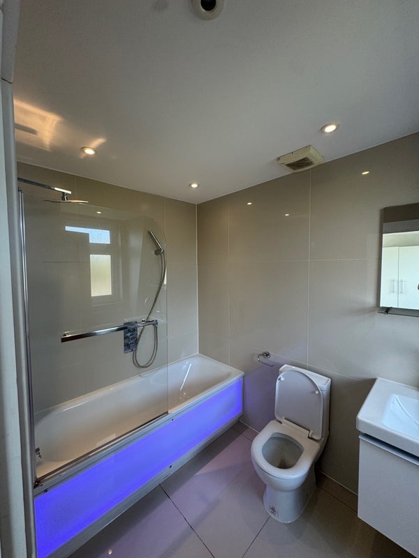 Room Byrne Road in Greater London