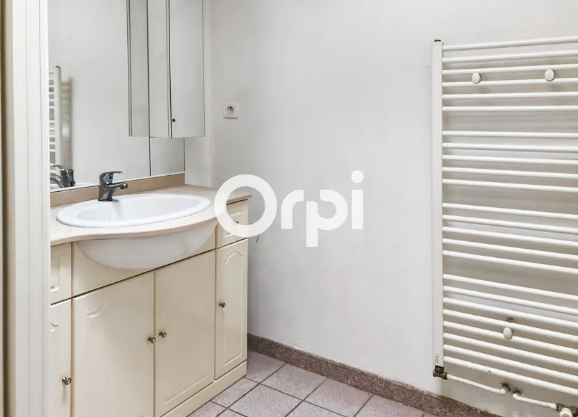 Flat Place J.B. Galland in Chazelles-sur-Lyon