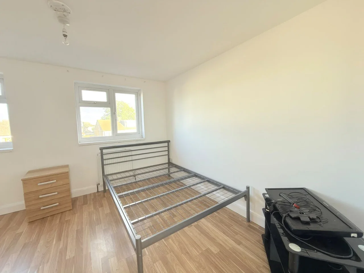 Room Crowlands Avenue in Greater London