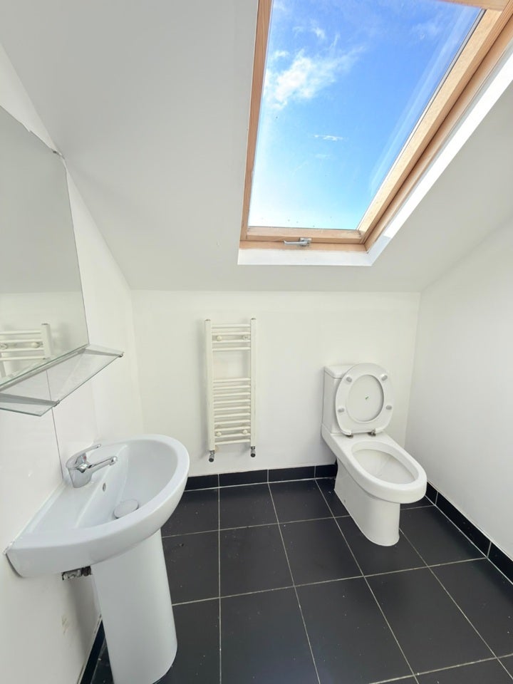 Room Crowlands Avenue in Greater London