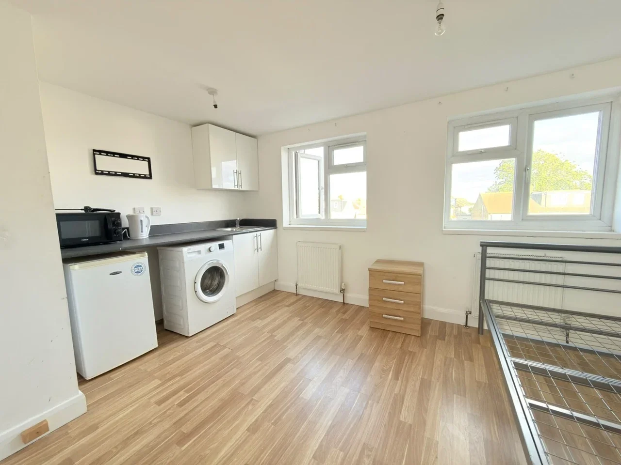 Room Crowlands Avenue in Greater London