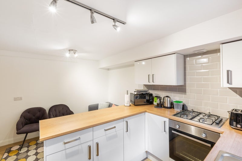 Room Denison Road in Leeds