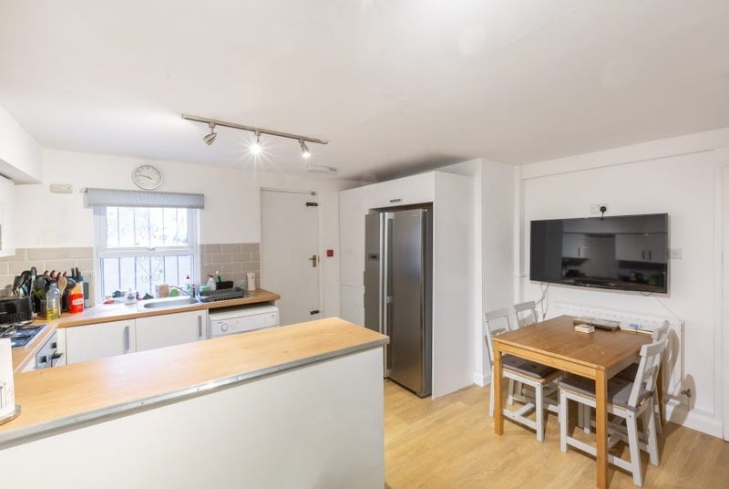 Room Denison Road in Leeds