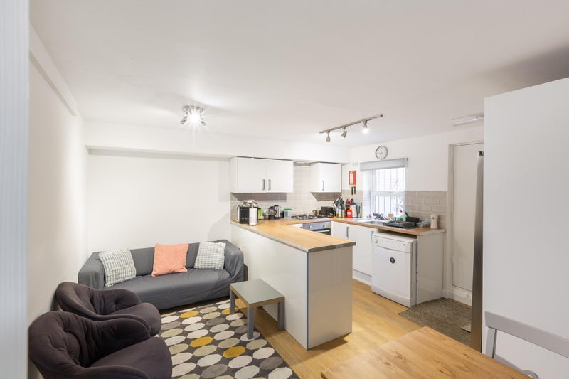Room Denison Road in Leeds