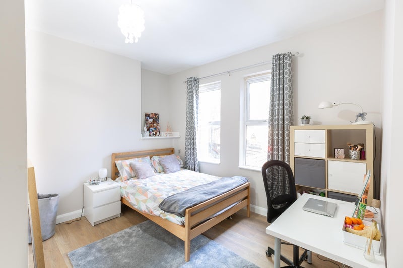 Room Denison Road in Leeds