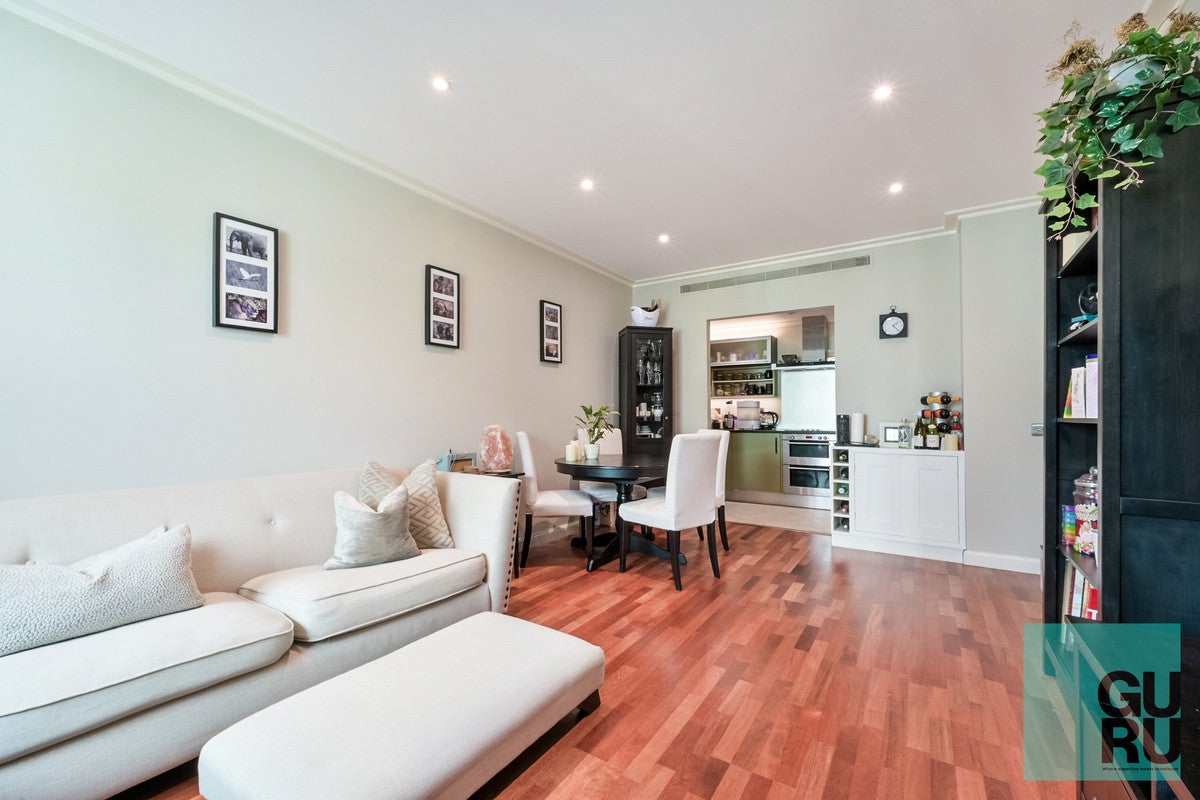 Flat South Quay Square in Greater London