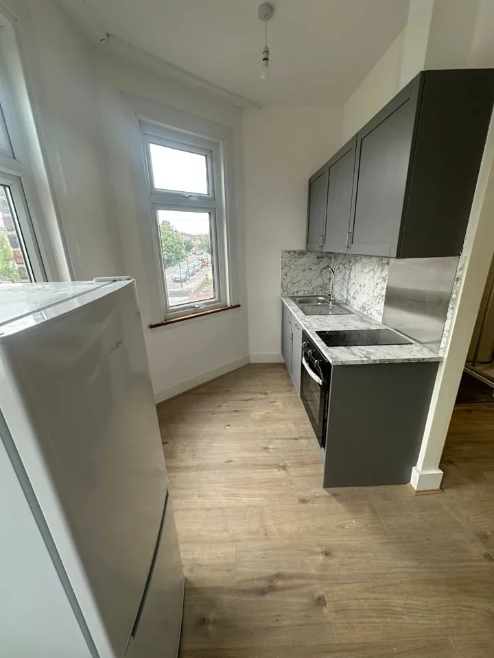 Flat Norman Avenue in Greater London