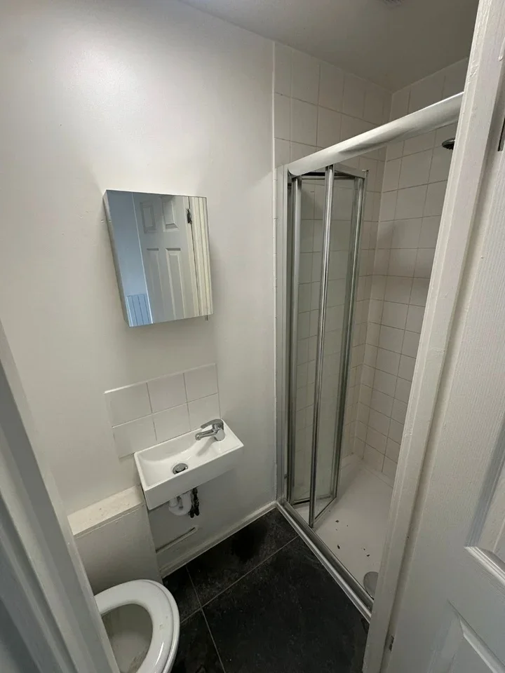 Flat Norman Avenue in Greater London