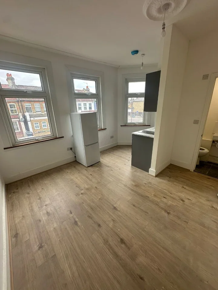 Flat Norman Avenue in Greater London