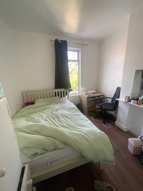 Room Clarendon Road in Greater London