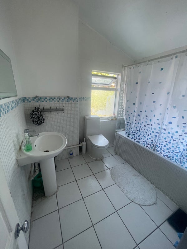 Room Clarendon Road in Greater London